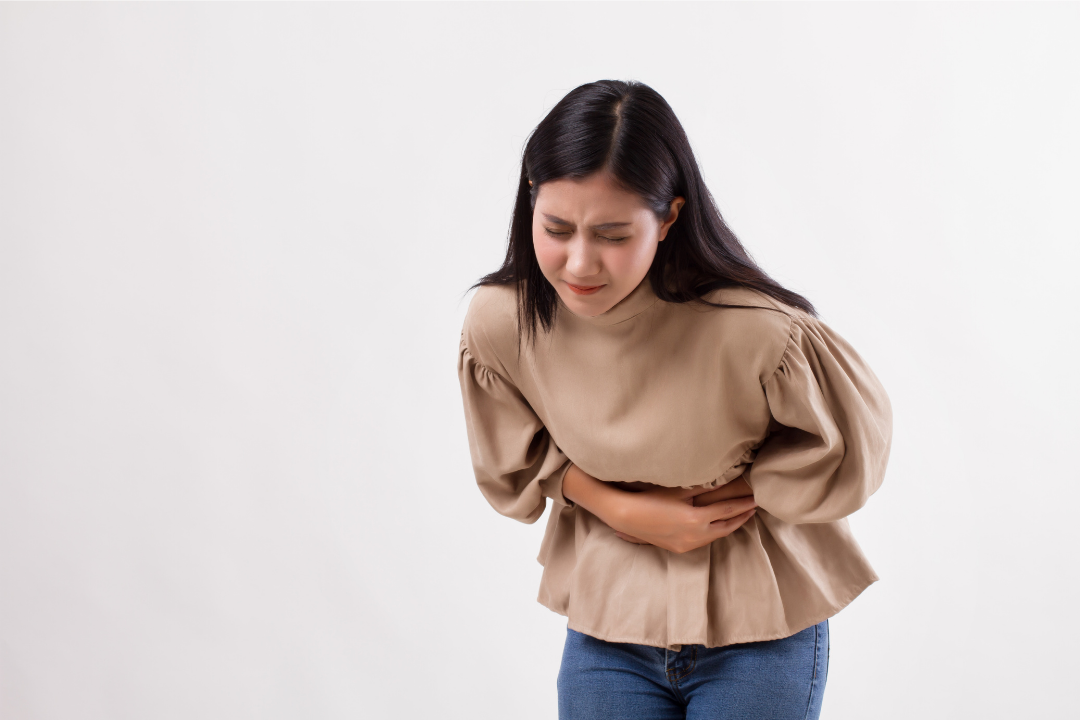 uong sua buoi sang bi dau bung